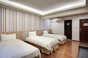 標準三人房 | 羽絨被、布置獨特、書桌、遮光布/窗簾