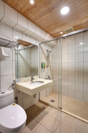 Rainfall showerhead, hair dryer, towels, shampoo - Cullinan Hotel (Hualien City)