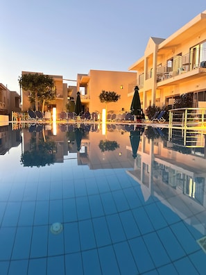 Seasonal outdoor pool, open 9:00 AM to 7:00 PM, pool umbrellas - Creta Verano Hotel (Hersonissos)