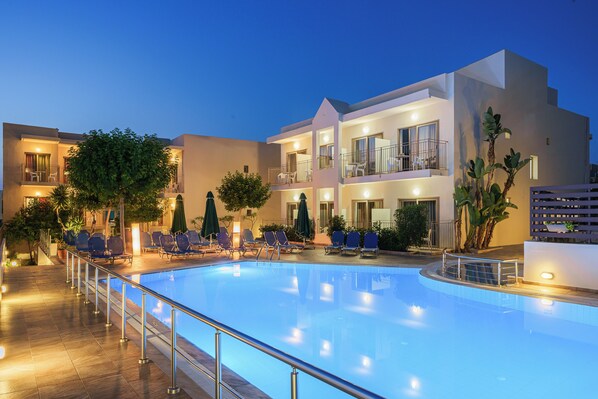 Seasonal outdoor pool, open 9:00 AM to 7:00 PM, pool umbrellas