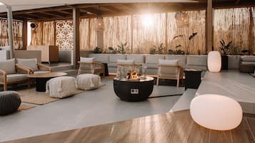 2 bars/lounges, poolside bar, beach bar