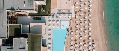 Außenpool (je nach Saison geöffnet), Sonnenschirme, Liegestühle