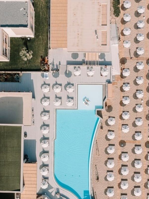 Piscina externa sazonal, guarda-sóis, espreguiçadeiras
