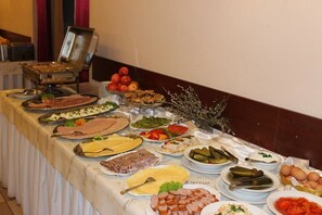 بوفيه فطور يوميًا بتكلفة قدرها (26 PLN للشخص)