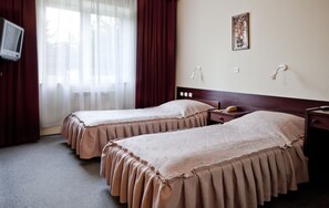 أغطية فراش متميزة وخزنة داخل الغرفة ومكتب وستائر تعتيم