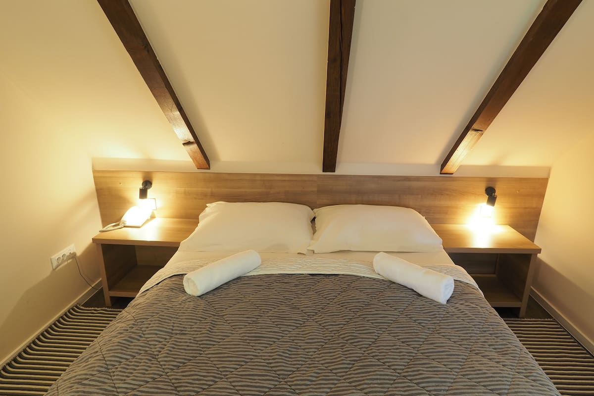 Standaard tweepersoonskamer, uitzicht op tuin | 1 slaapkamer, een strijkplank/strijkijzer, gratis wifi, beddengoed
