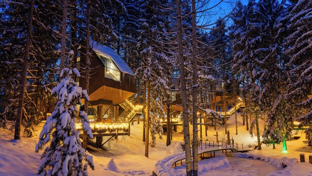 A snow-covered landscape with a wooden cabin and a circular viewing platform. - Plitvice Holiday Resort - Campsite (Rakovica)