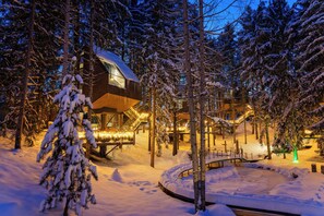 A snow-covered landscape with a wooden cabin and a circular viewing platform. - Plitvice Holiday Resort - Campsite (Rakovica)