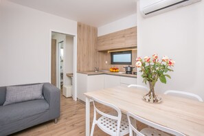 Stacaravan, 2 slaapkamers | Privékitchenette