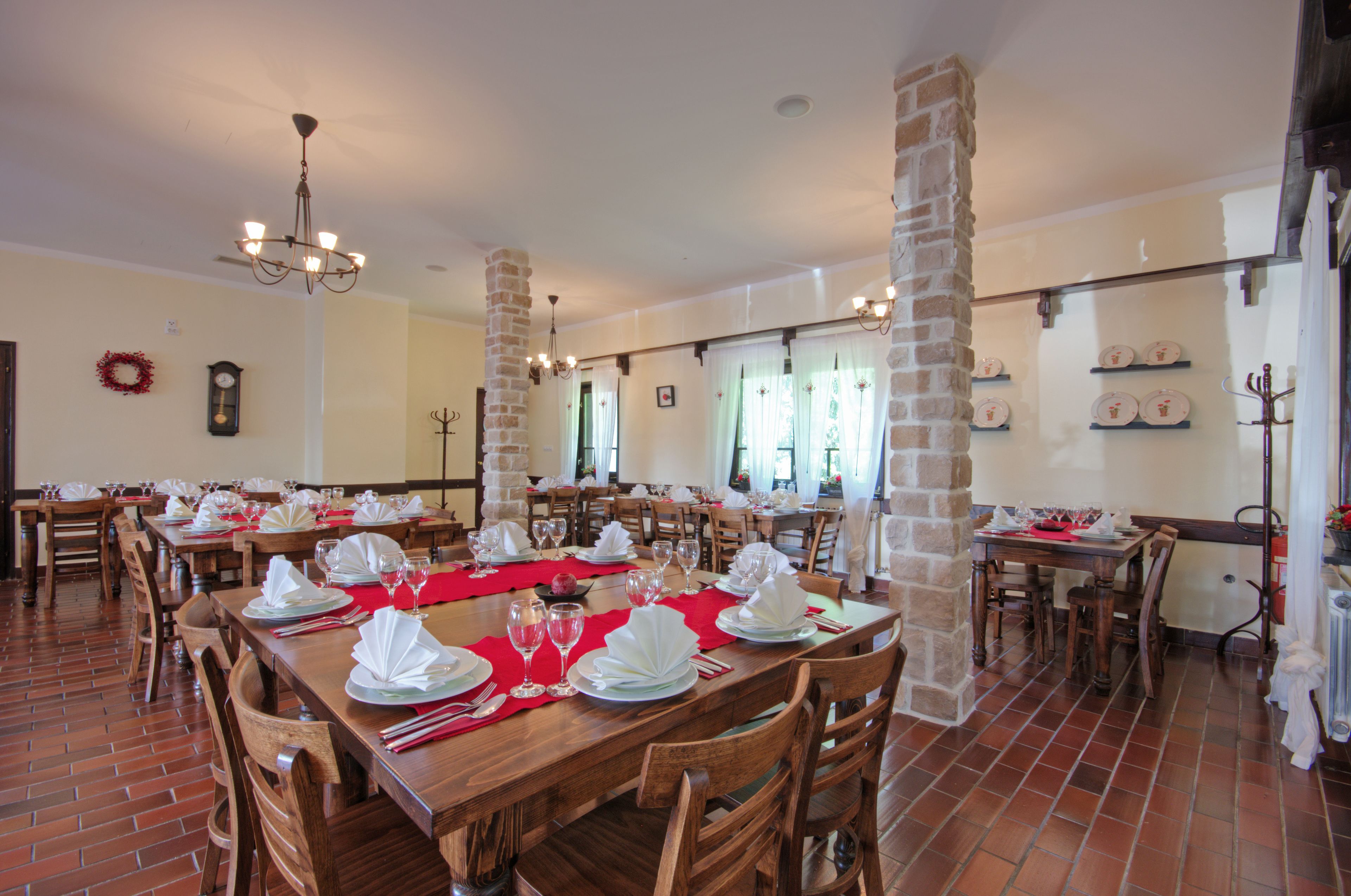 Frokost, lunsj og middag serveres, regionale retter, uteservering 