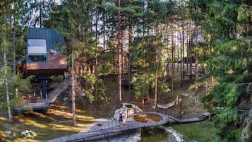 Tabla de planchar con plancha, wifi gratis y ropa de cama