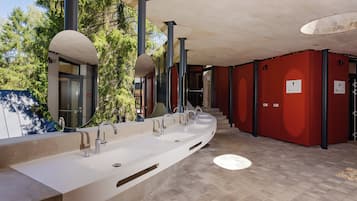 Telttamajoitus, jaettu kylpyhuone | Kylpyhuone | Pyyhkeet