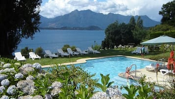 Piscine extérieure, chaises longues