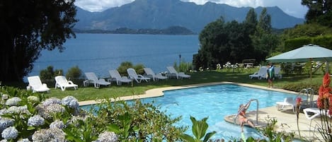 Piscine extérieure, chaises longues