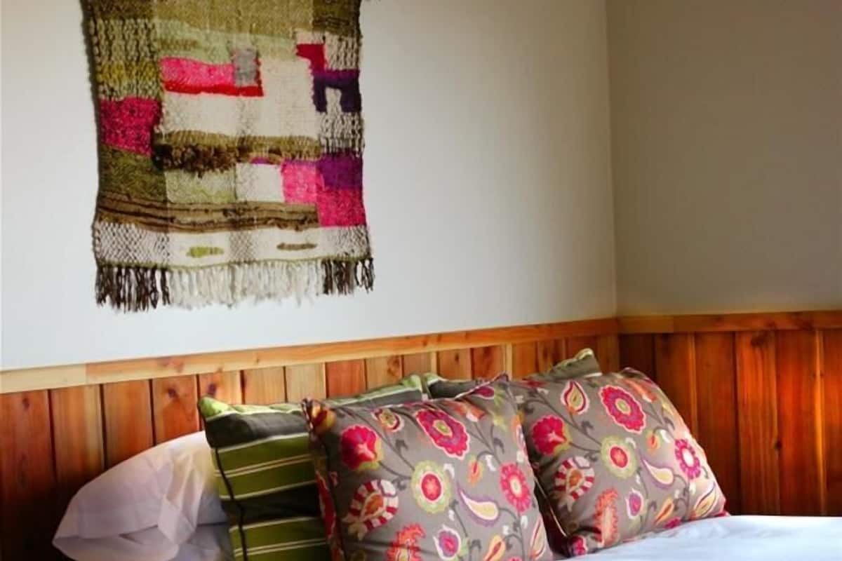 1 habitación, caja de seguridad en la habitación y ropa de cama