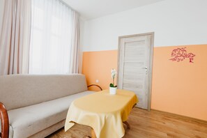 Ropa de cama de alta calidad y caja de seguridad en la habitación 