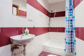Standard Twin Room, Private Bathroom | Bathroom