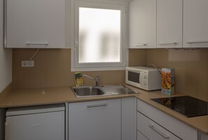 Economy Apartment, Balcony | Private kitchen | Full-sized fridge, microwave, stovetop, cookware/dishes/utensils - Apartaments AR Muntanya Mar (Blanes)