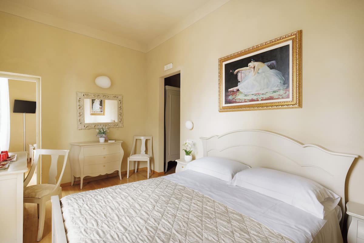 Suite familiar, vista a la ciudad | 1 habitación, minibar y caja de seguridad en la habitación