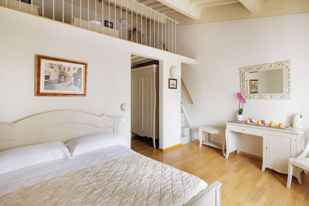 Familien-Suite, Stadtblick | 1 Schlafzimmer, Minibar, Zimmersafe, individuell dekoriert