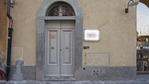 A building facade with a double door, a plaque, and a mailbox. - Residenza d'Epoca Relais I Miracoli (Pisa)