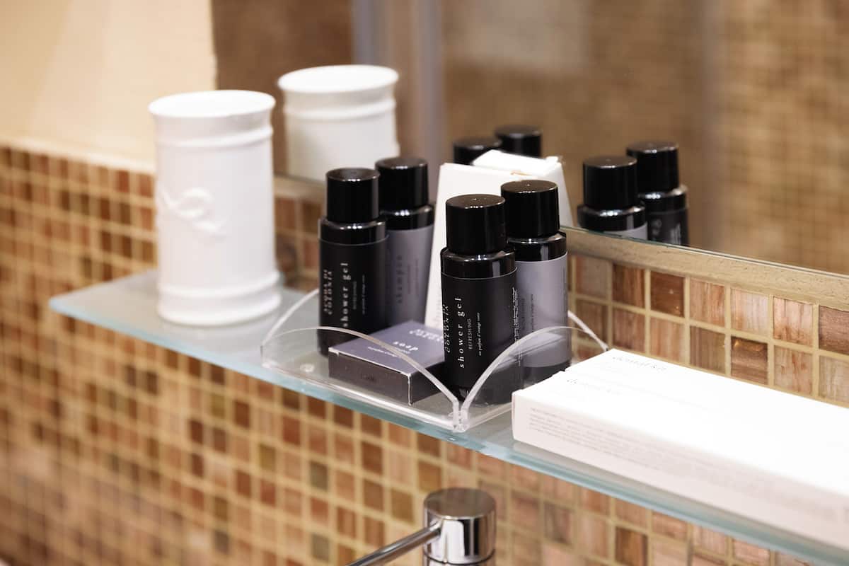 Classic-Doppelzimmer | Badezimmer | Dusche, Regendusche, kostenlose Toilettenartikel, Haartrockner