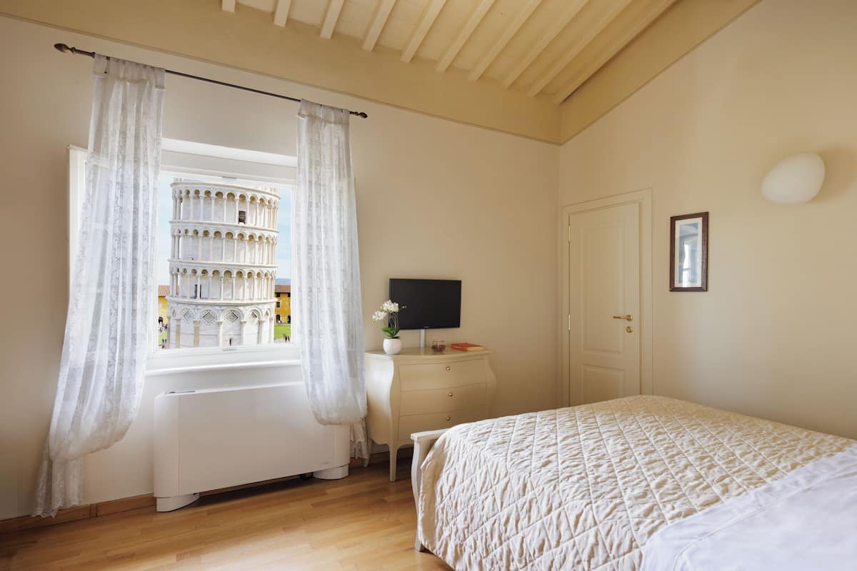 Suite familiar, vista a la ciudad | 1 habitación, minibar y caja de seguridad en la habitación