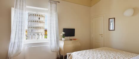 Suite familiar, vista a la ciudad | 1 habitación, minibar y caja de seguridad en la habitación