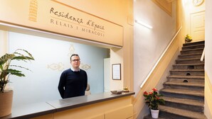 A reception desk with a sign reading "Residenza d'Epoca RIALIS I MIRACOLI". - Residenza d'Epoca Relais I Miracoli (Pisa)