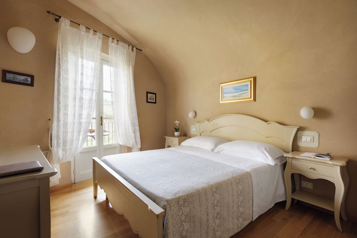 Deluxe Double Room, Courtyard View | 1 bedroom, minibar, in-room safe, desk