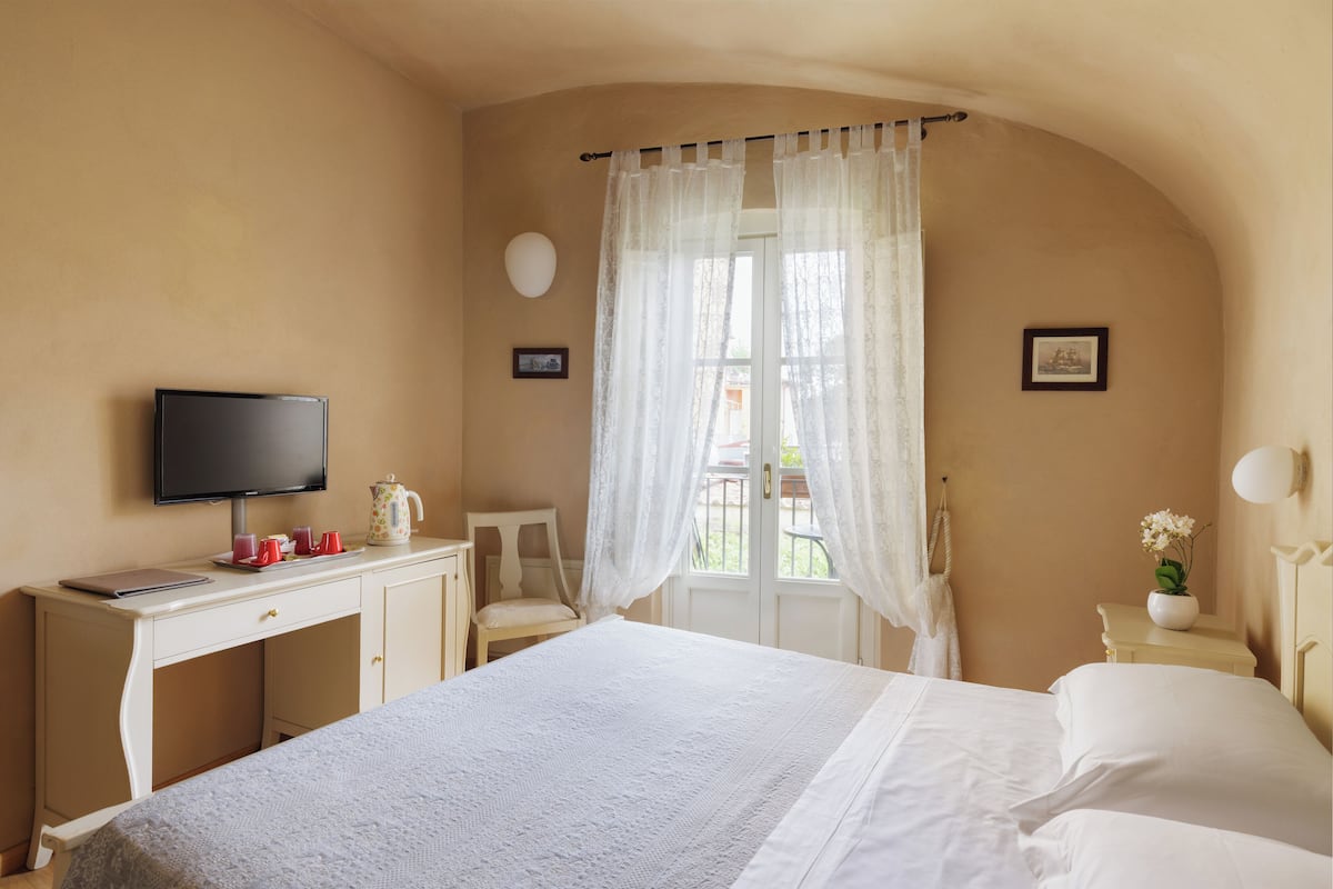 Deluxe-Doppelzimmer, Blick auf den Innenhof | 1 Schlafzimmer, Minibar, Zimmersafe, individuell dekoriert