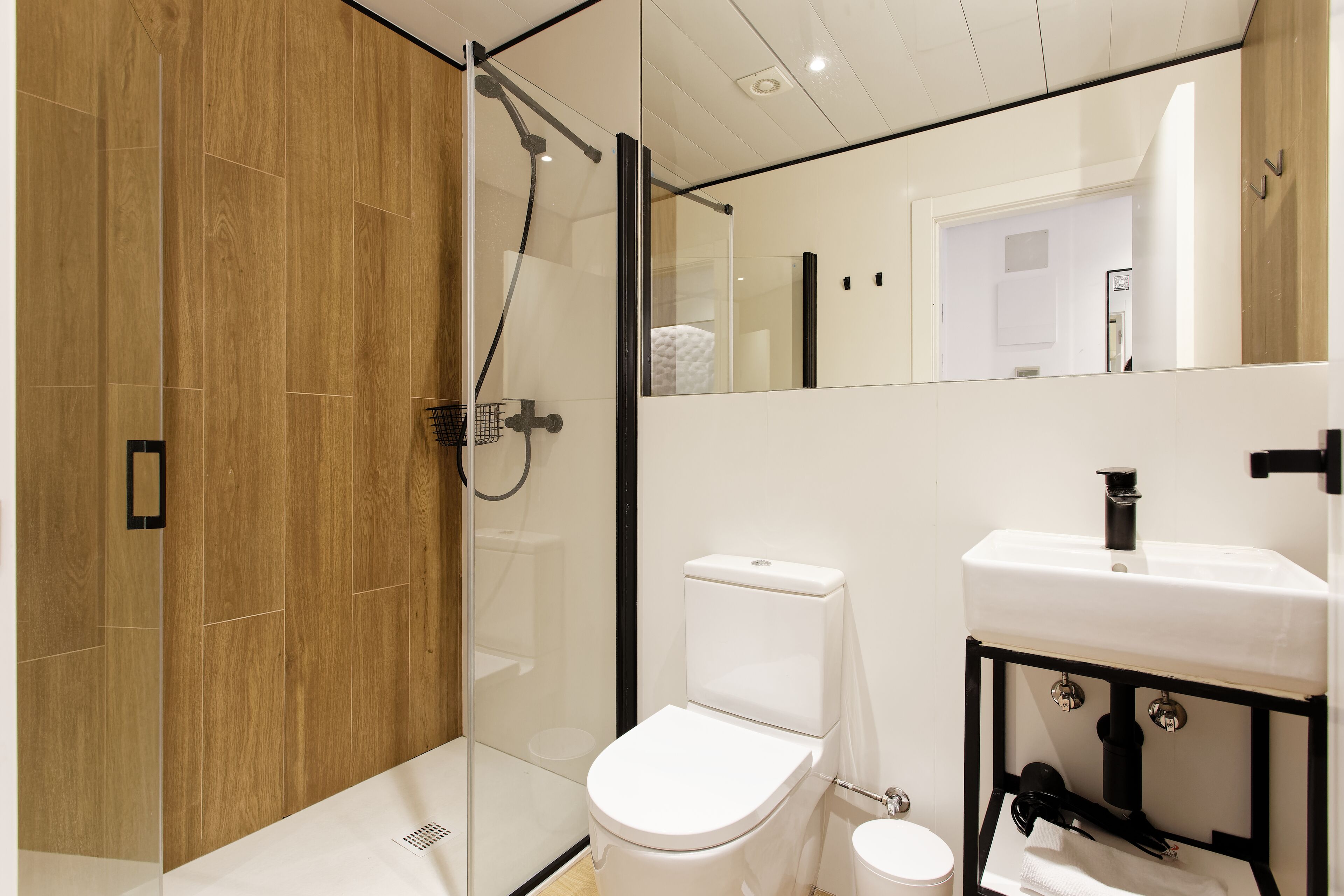 standard quadruple room, city view | bathroom | shower, free toiletries, hair dryer, towels