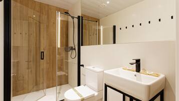 Familienzimmer, Stadtblick | Badezimmer | Dusche, kostenlose Toilettenartikel, Haartrockner, Handtücher