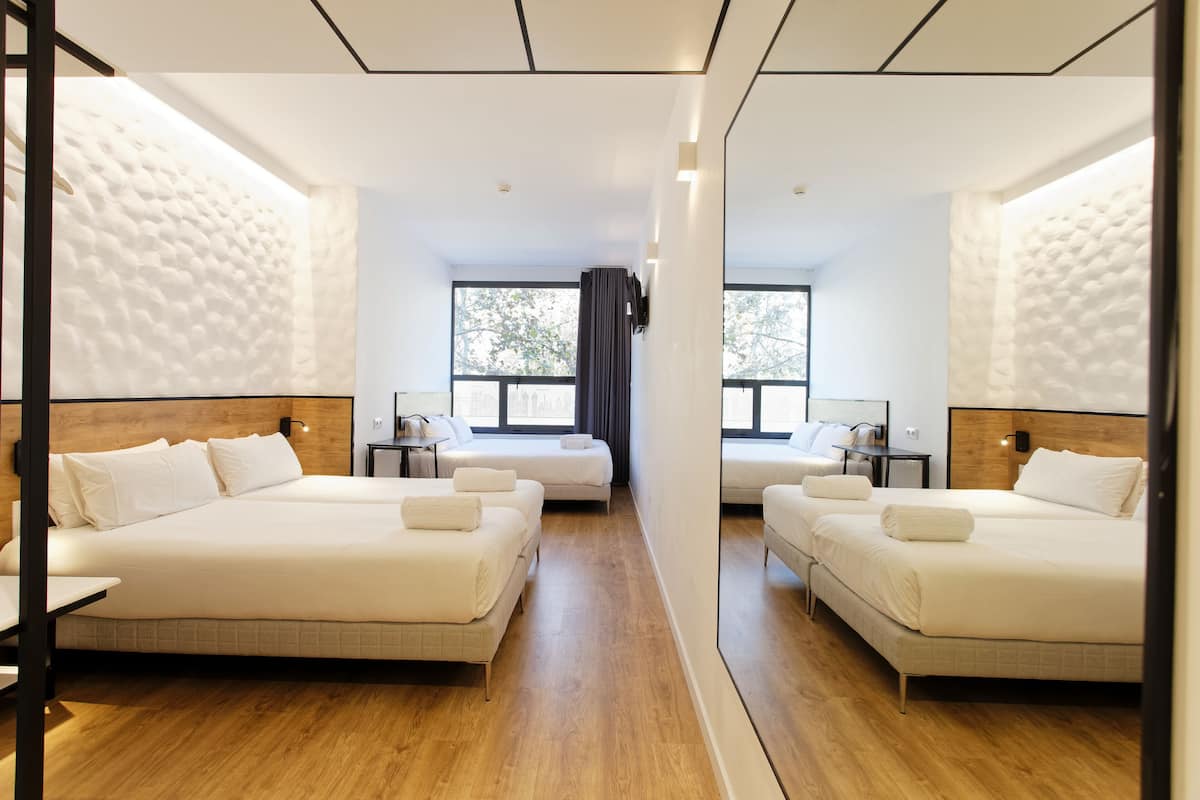 Standard-Vierbettzimmer, Stadtblick | 1 Schlafzimmer, Bettwäsche aus ägyptischer Baumwolle
