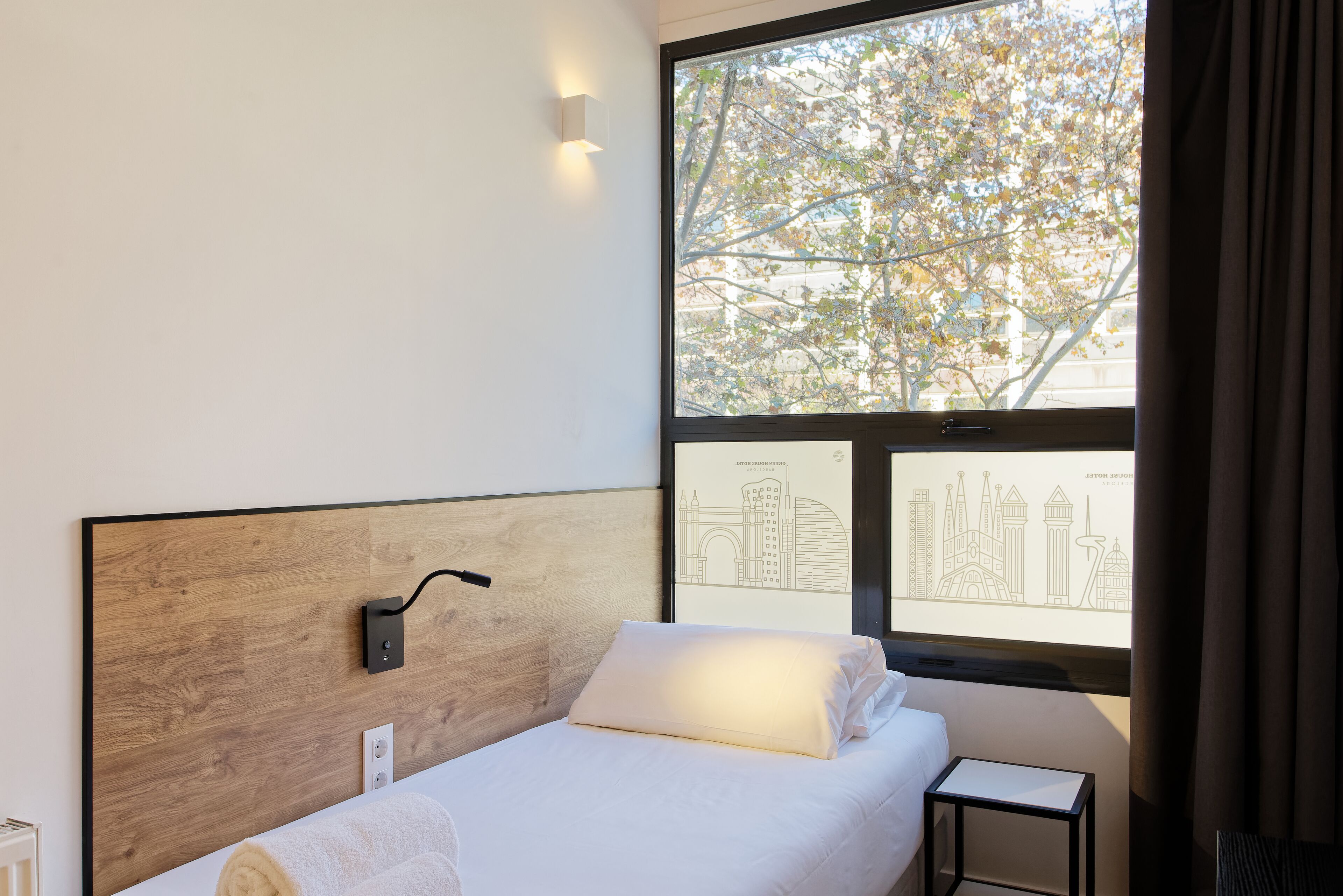 standard triple room, city view | egyptian cotton sheets, premium bedding, down duvets, memory-foam beds