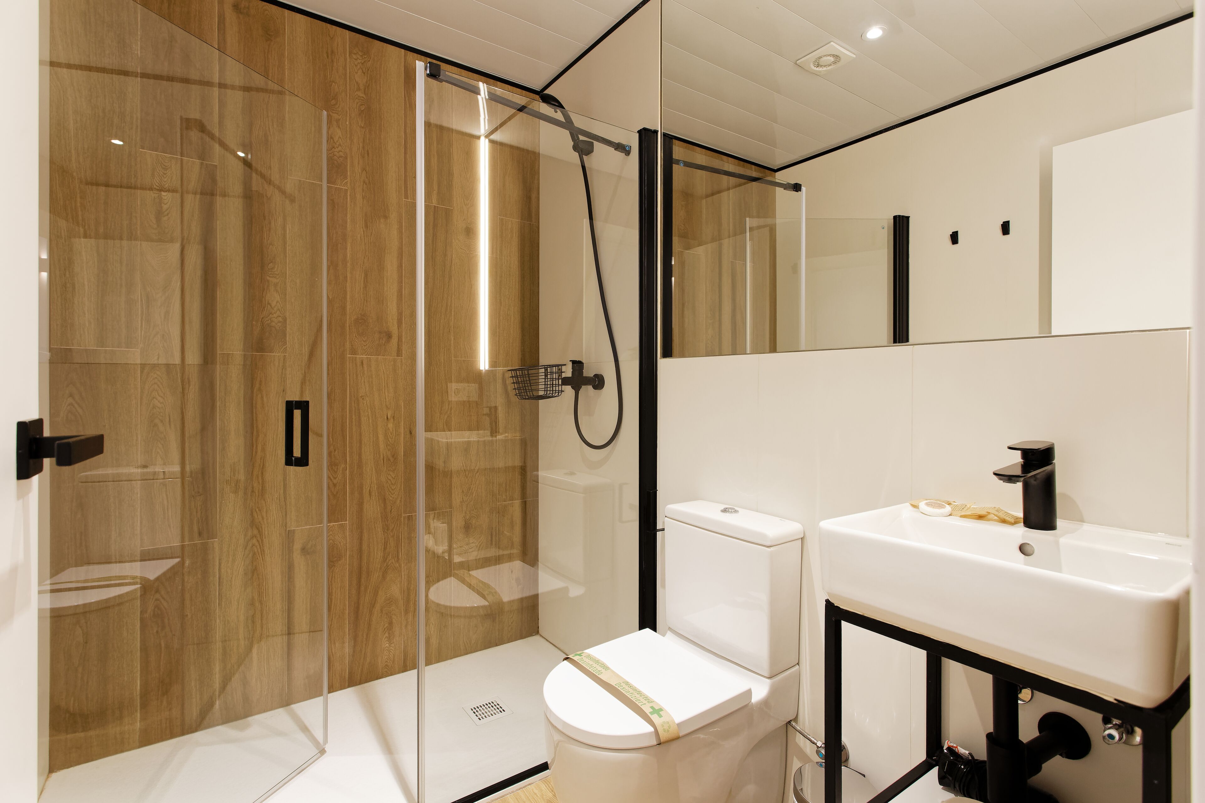 standard twin room, city view | bathroom | shower, free toiletries, hair dryer, towels