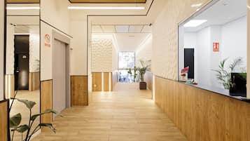 Coin salon dans le hall