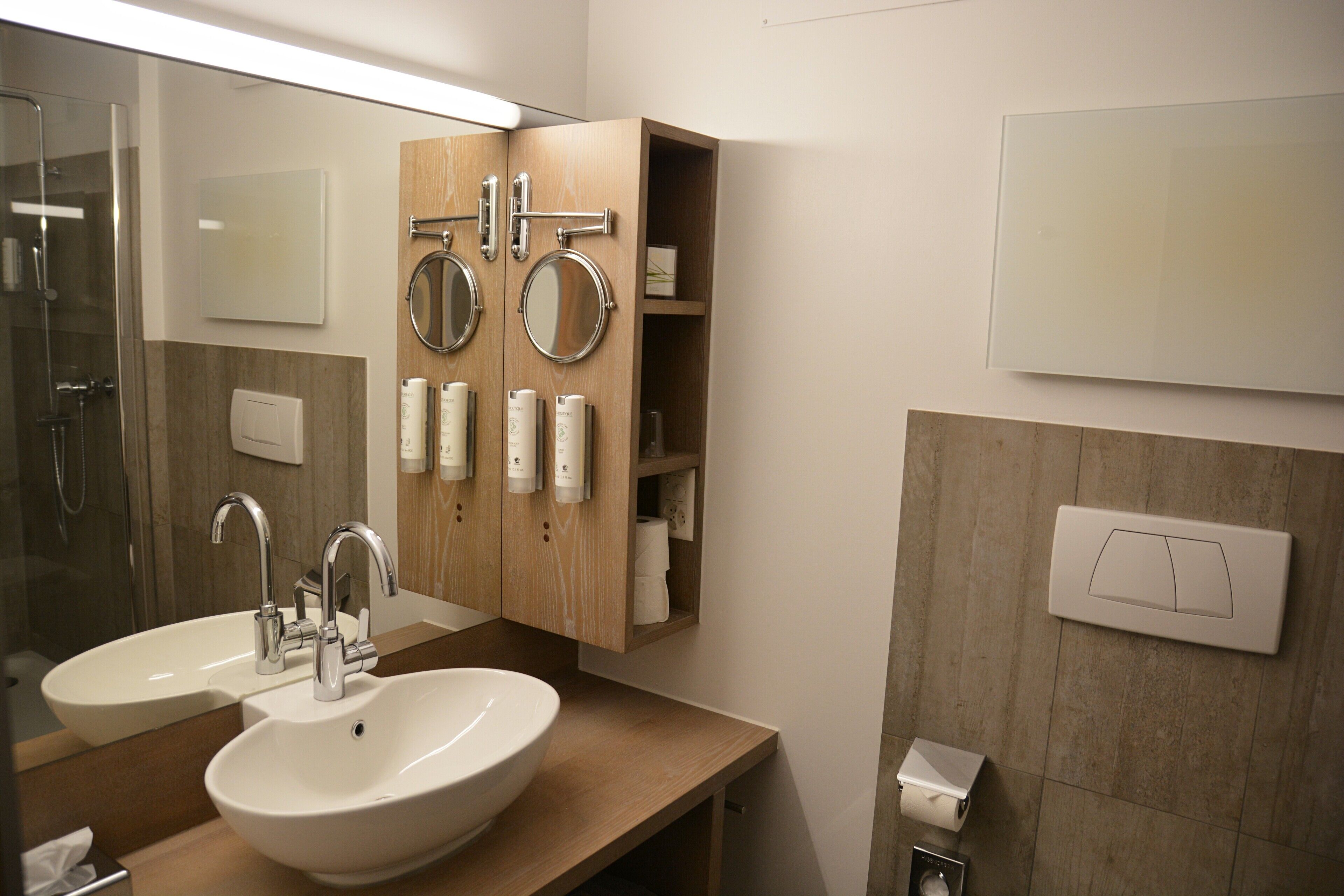 shower, rainfall showerhead, free toiletries, hair dryer