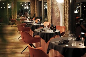 2 restaurants, serveren ontbijt, lunch, diner, Duitse gerechten