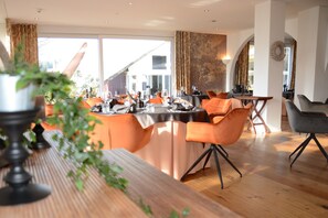 2 Restaurants, Frühstück, Mittagessen, Abendessen, deutsche Küche