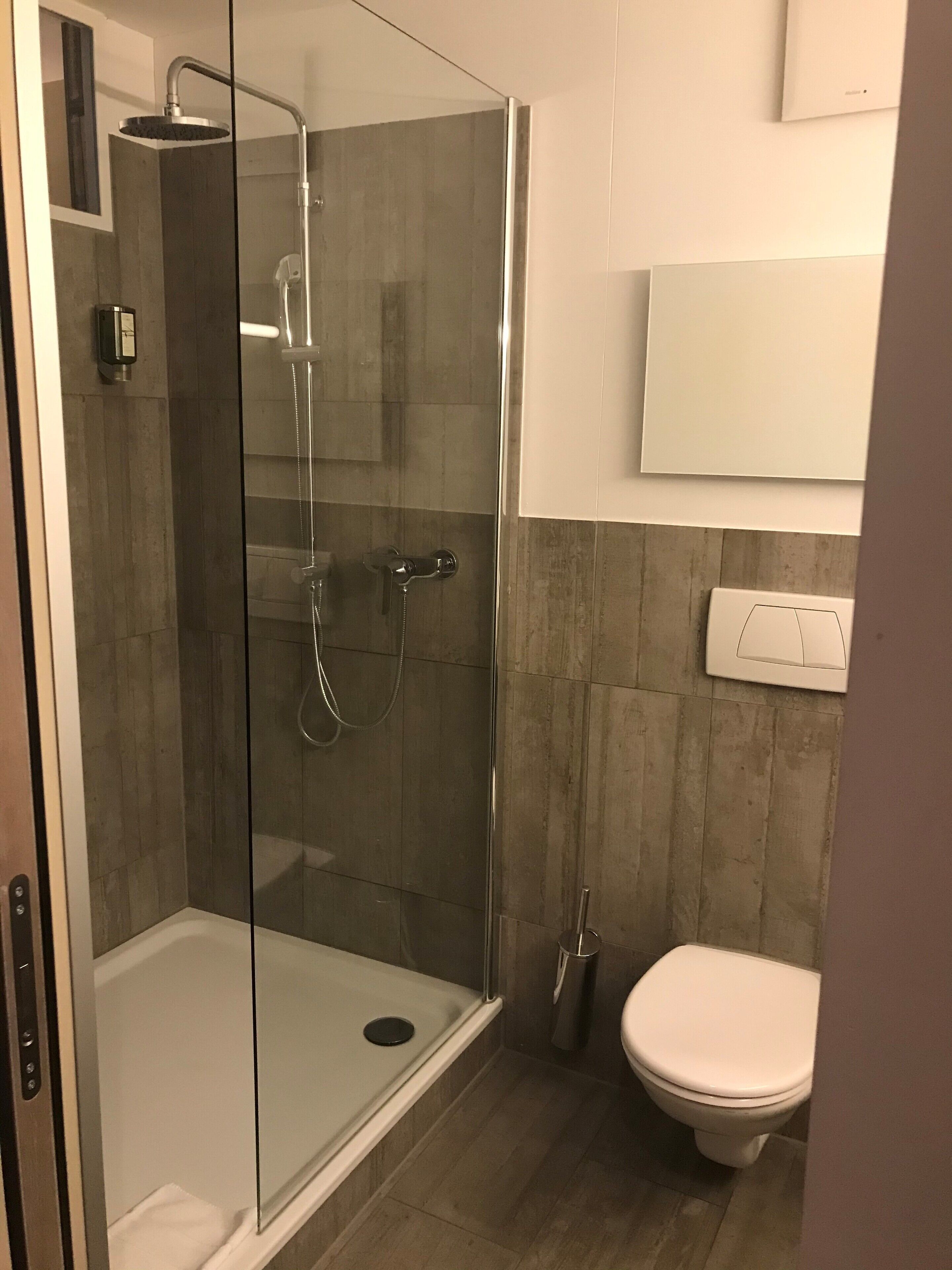 shower, rainfall showerhead, free toiletries, hair dryer