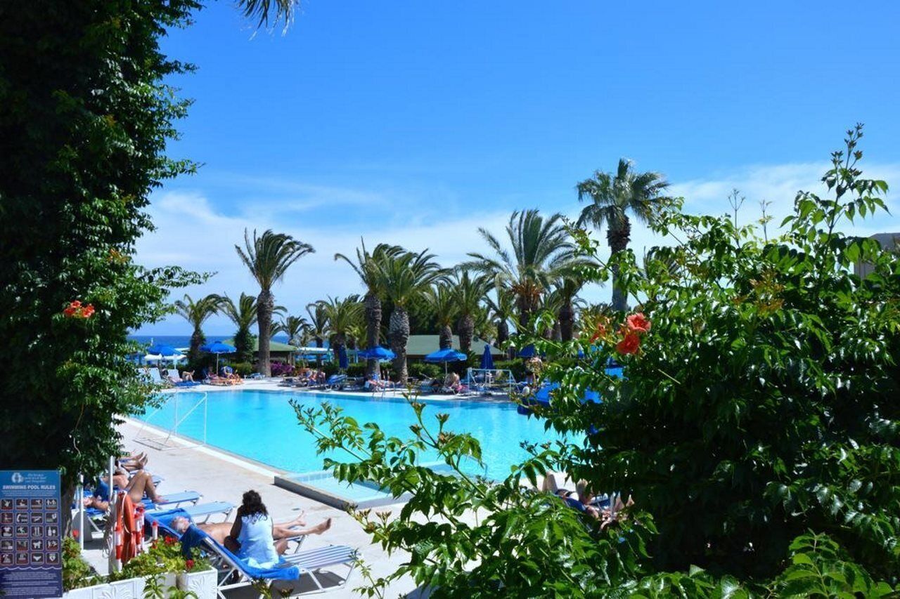 Piscine extérieure, parasols de plage, chaises longues