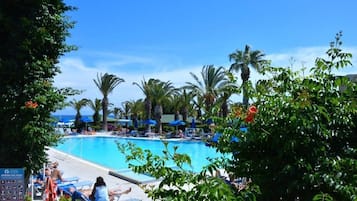 Piscine extérieure, parasols de plage, chaises longues
