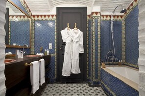 Combined shower/bathtub, deep-soaking bathtub, free toiletries