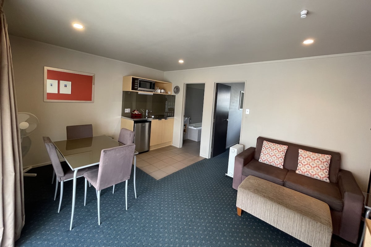 Suite Standard, 1 chambre, non-fumeurs, coin cuisine (Spa Bath) | Coin séjour | Télévision à écran plat de 45 pouces avec chaßnes par satellite