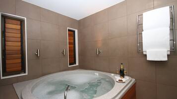 Studio Executive - icke-rökare - bubbelbad (Executive Spa Studio) | Bubbelpool utomhus