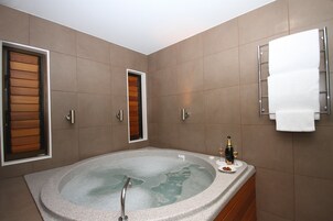 Executive Studio, Non Smoking, Jetted Tub (Executive Spa Studio) | Outdoor spa tub