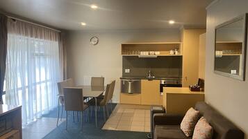 Apartment, 3 Bedrooms, Bathtub | Living area