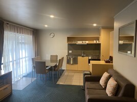 Apartamento, 3 habitaciones, bañera | Zona de estar | Televisión de pantalla plana de 45 pulgadas con canales por satélite