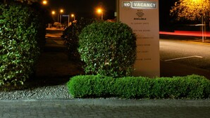 A sign for the Bentley's Motor Inn with a message indicating no vacancy.